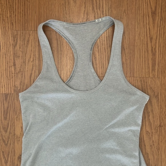 Lululemon Women’s Gray Razorback Tank Top Size 4 - Picture 2 of 6